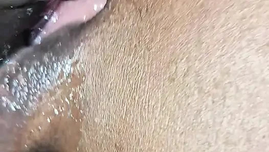 Hintli evli kadın kocasının yarağını emiyor ve ağzına boşalıyor