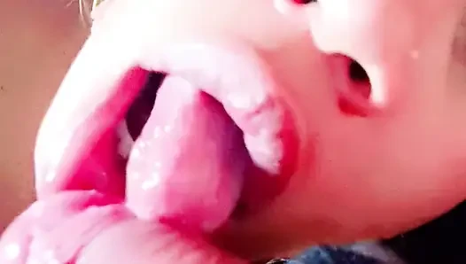 Cewek sange ini lagi asik masturbasi pakai sarung tangan hitam sampai matanya merem melek pagi-pagi!