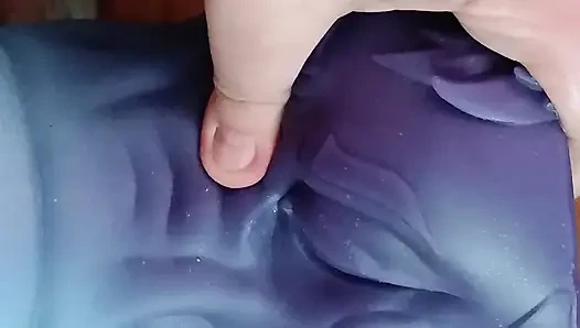 Ayı tüylü bir soslu oyuncakla eğleniyor