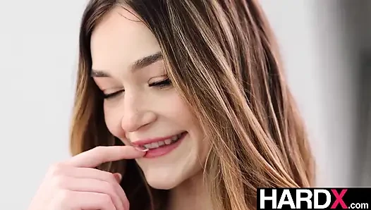 Hardx - si cantik rambut cokelat della cate lagi asik ngentot sama sahabat kontol besarnya