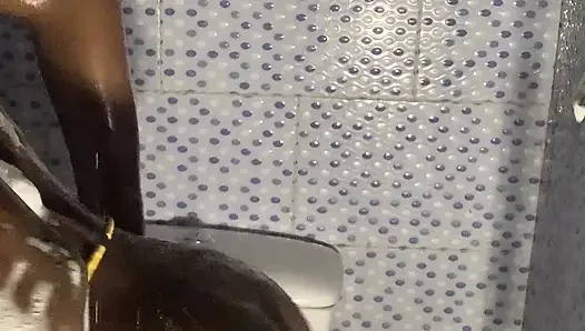 Cewek ebony panas sendirian di kamar mandi
