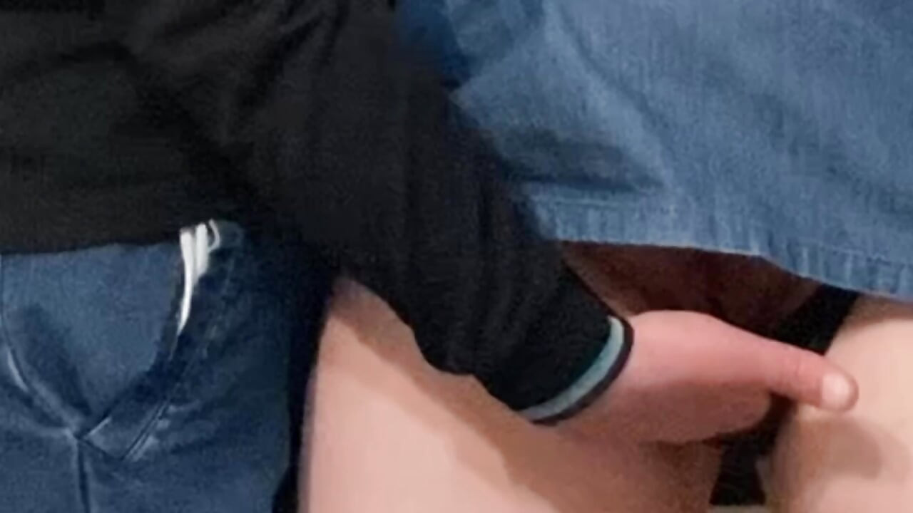 Wow!! Tangan orang asing mesum di balik celana dalam seksiku