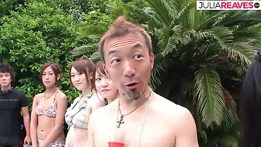 Asyalı grup seks partisi havuzda ve tatil evinde