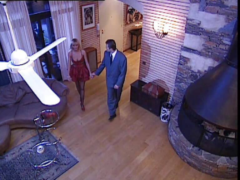 बड़े स्तनों और सुनहरे बालों वाली को बेडरूम में तब तक चोदना जब तक वह चिल्लाती नहीं