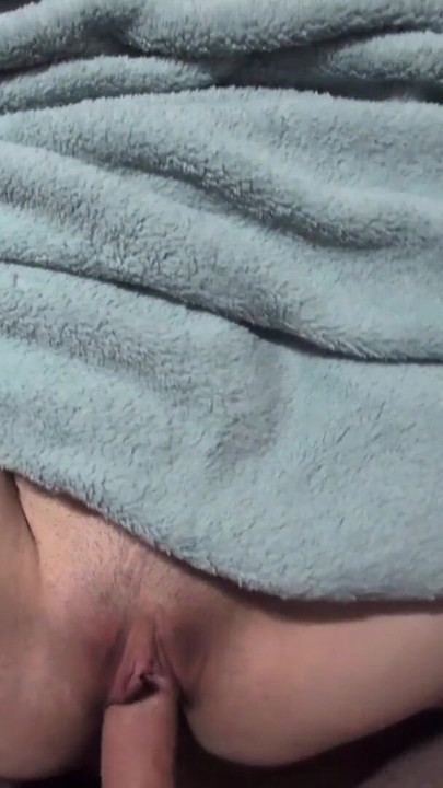 punto di vista missionario con moglie rossa sotto coperte rifatte | Clip 1