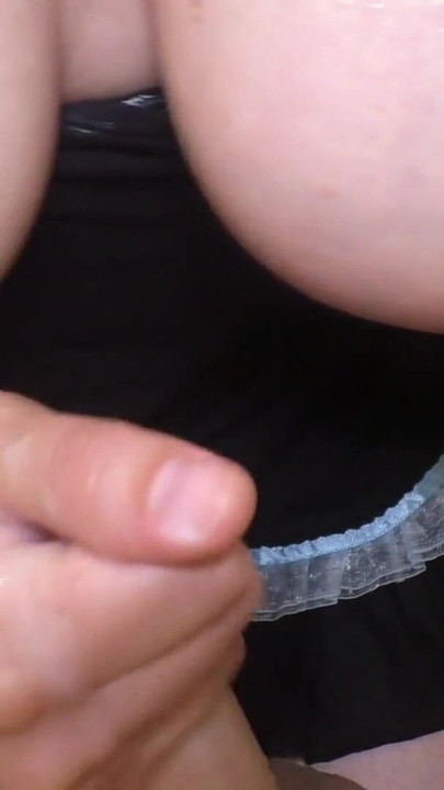 Spektakulärer moment aus "Ehefrau teilt ihre natürlichen dicken titten mit dem nachbarn und spielt mit seinem schwanz, ist das nicht fremdgehen?"