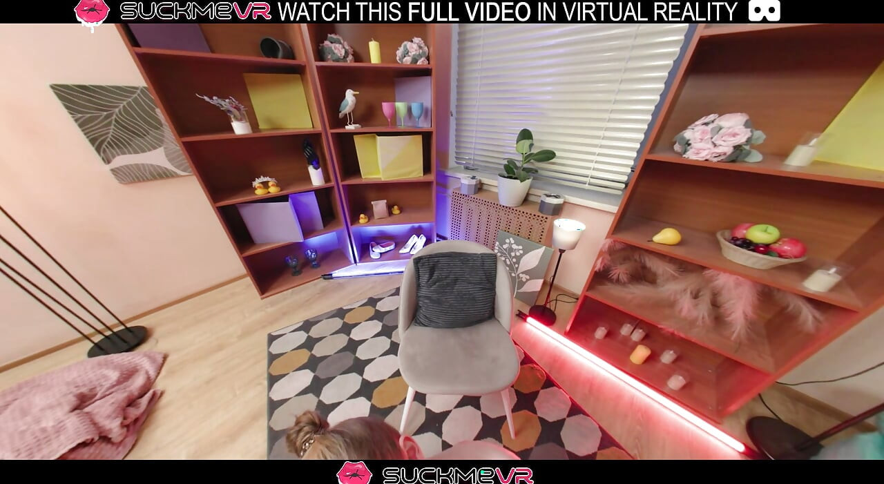 Die atemberaubende blonde Molly Stone stöhnt, während sie gut in VR fickt.