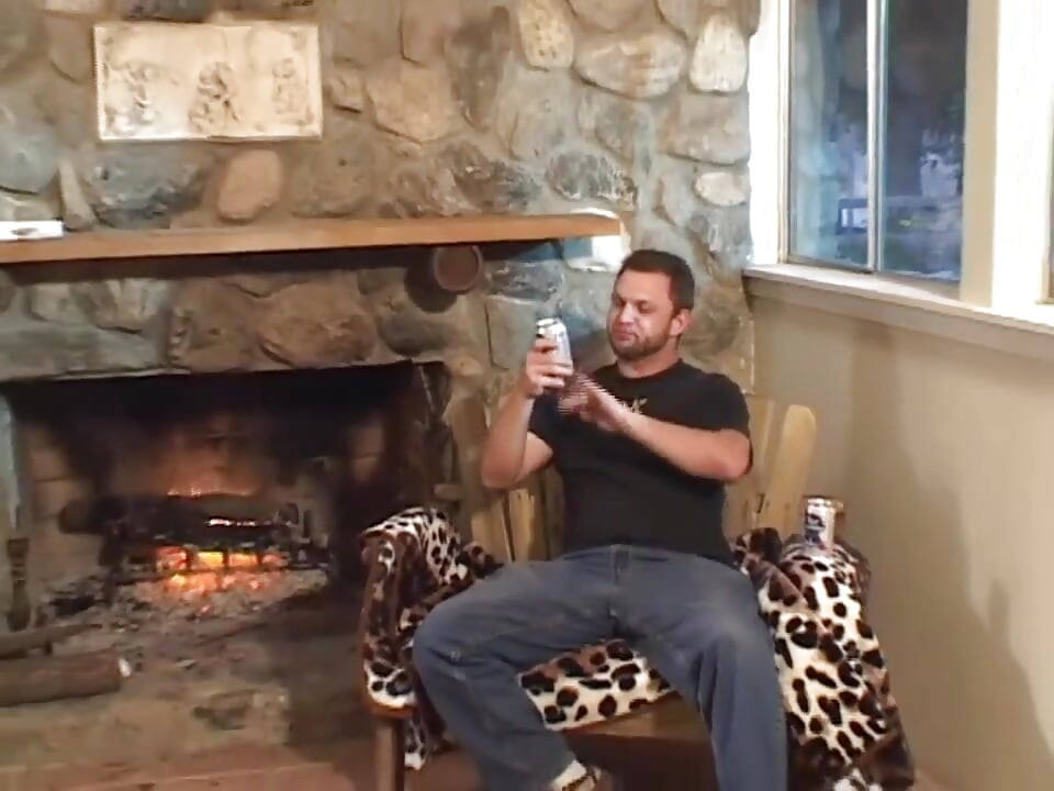 Tetovirana devojka sa dlakavom pičkom duplo penetrisana u analnu četvorku