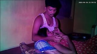 Istri rumah tangga desa India berciuman romantis pantat