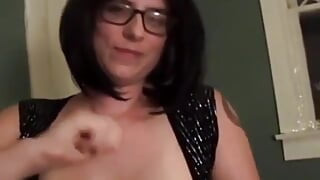 Lara lagi asik muasin dirinya sendiri pakai parsnip