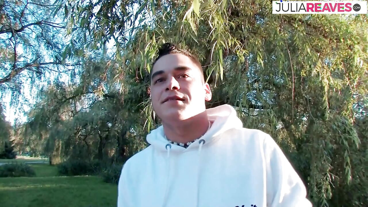 सुनहरे बालों वाली कमसिन कराहती है क्योंकि उसे सोफे पर जोरदार चुदाई मिलती है