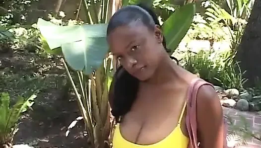 Tätowierte fräulein hüpft mit ihren großen titten, während sie auf einem großen schwanz reitet