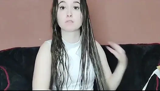 Kamu adalah pacar kontol pendekku dan kamu datang untuk menggangguku saat aku berdandan