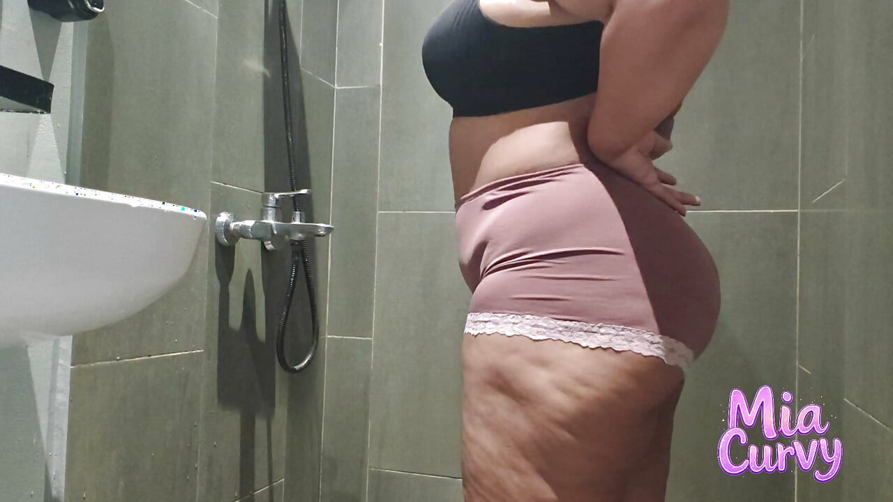 Candid Camera Peeking at a hot BBW wife while she’s taking a shower.