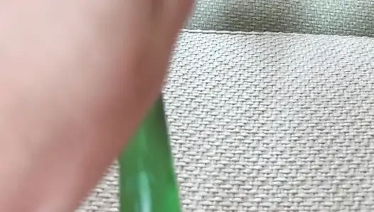 Sie beginnt, in der nähe des spiegels zu spielen und hört nicht auf, bis sie orgasmus hat