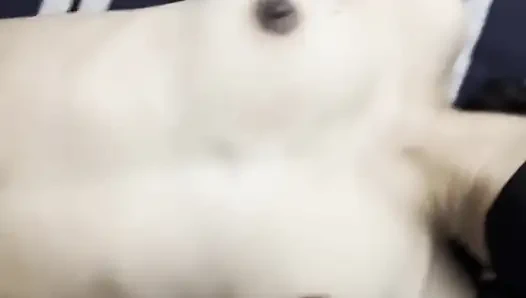 Küçük üvey kız kardeşimle aynı yatağı paylaşıyorum