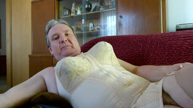 Andreas wichst im Corselette