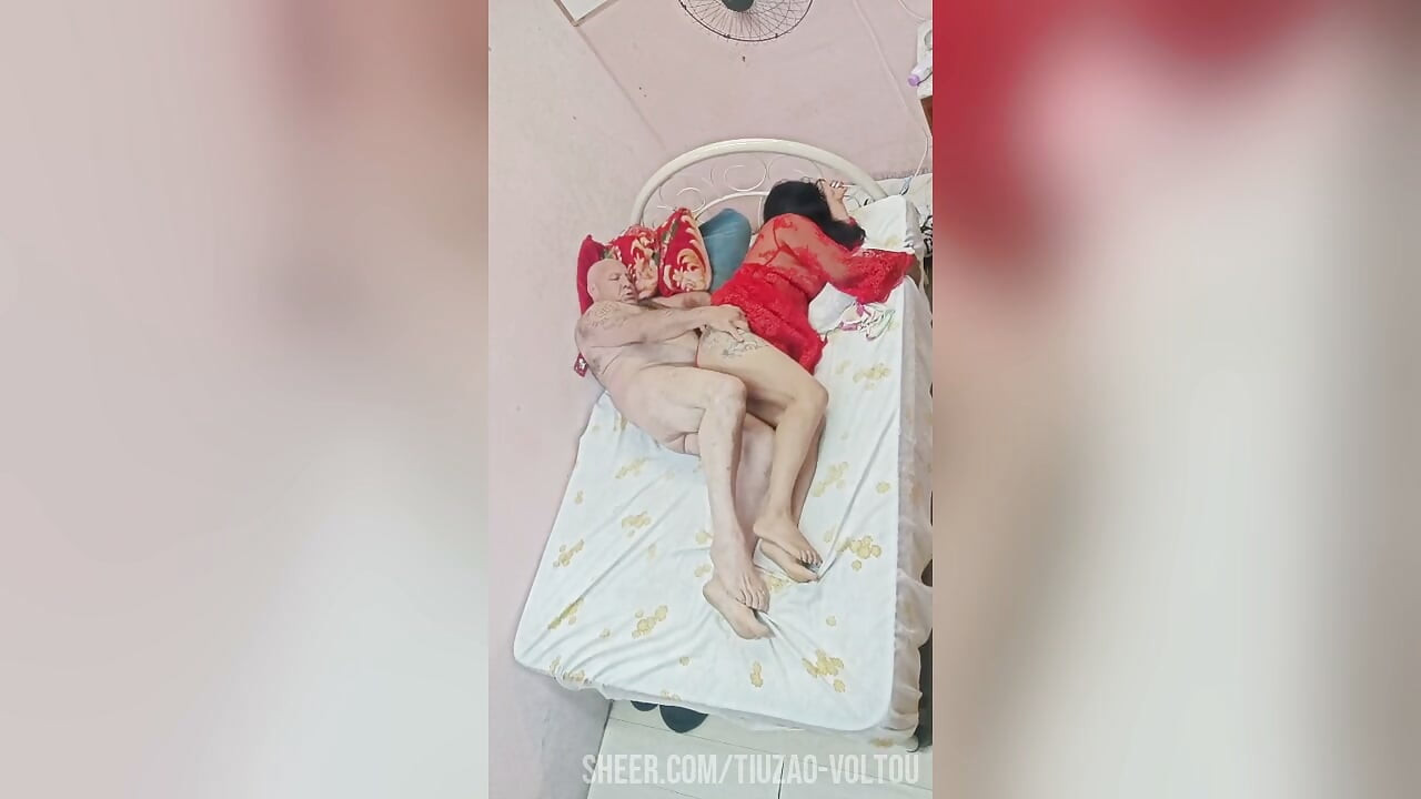 誘人的黑髮美女想要王冠