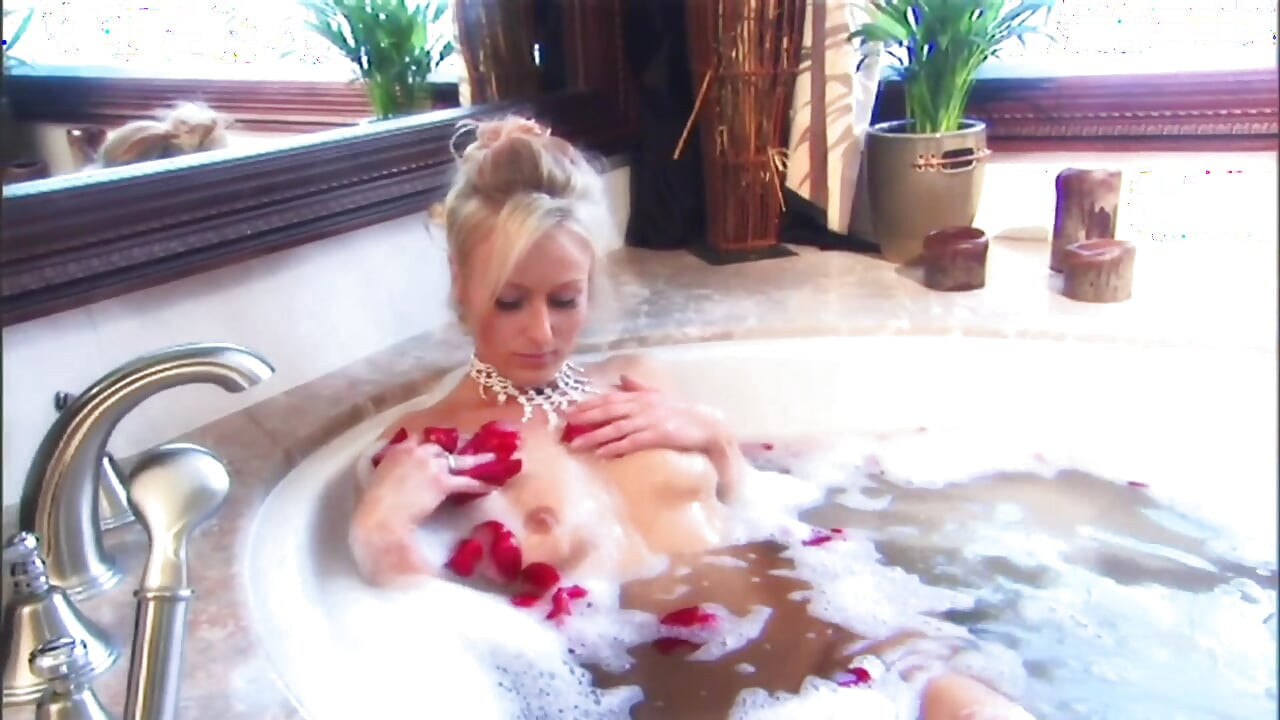 Sexy blondýnka je ošukaná v koupelně