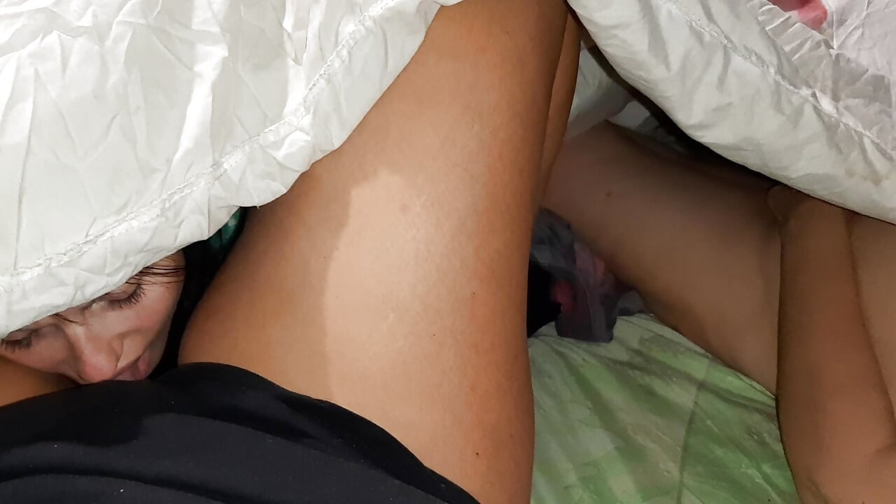 섹스하는 동안 내 친구의 비명에서 깨어난 계모와 몰래 합류