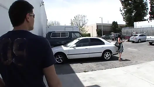 Красивая мокрая киска Chica ожидает широко раскрытого для большого хуя накачивать его