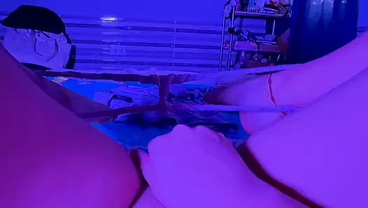 Колумбийская девушка снимает себя на видео мастурбации и отправляет ее своему учителю, чтобы пройти год