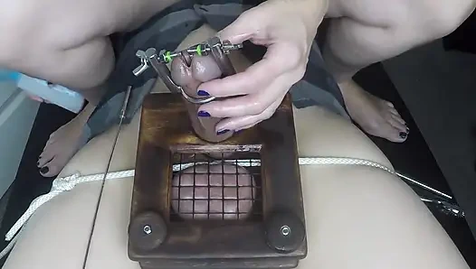 Orta yaşlı seksi kadın taze sperm çıkarmak için ortaçağ aracı kullanıyor