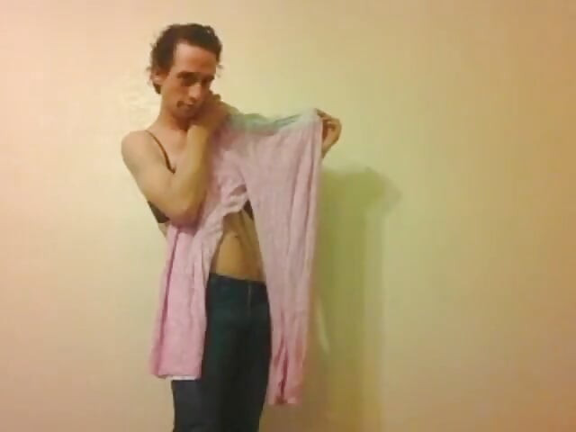 Transsexuală încearcă haine pe care nu le mai dețin (fără audio / fără sunet)