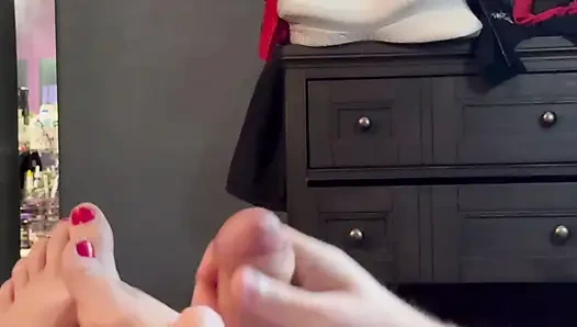 Oben-ohne-ehefrau gibt einen footjob