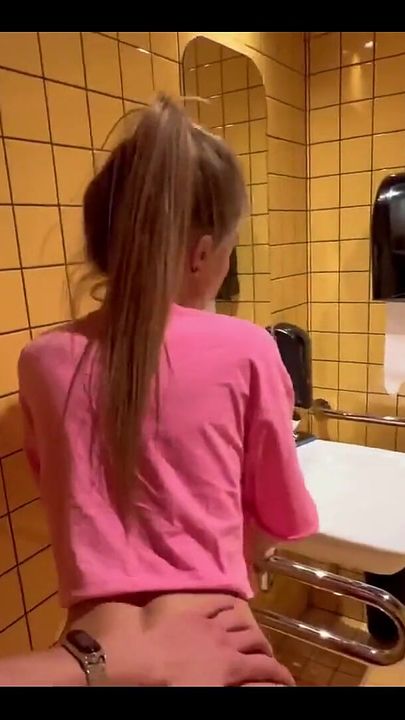 Elle séduit une fille et la baise dans les toilettes d’une boîte de nuit