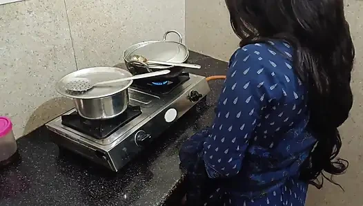 18 Jahre altes zimmermädchen erstmals anal mit freund gefickt und schwanz in den mund in klarem hindi Audio gelutscht