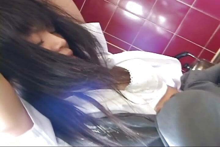 Seksi kız yaşlı adamdan tatmin oldu