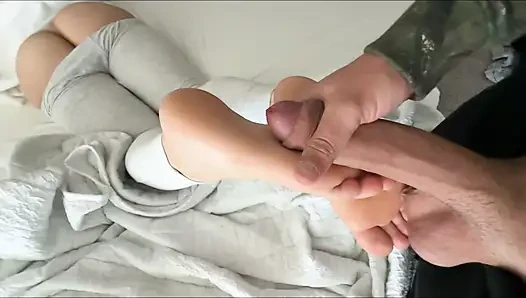 Aku Pakai Kaki dan Payudaraku untuk Buat Dia Crot