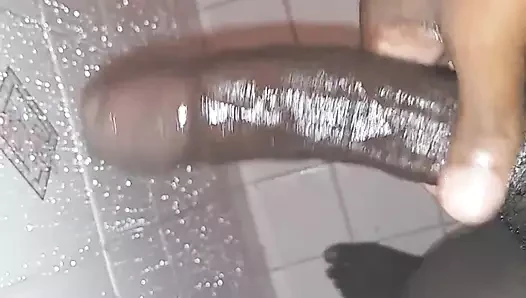 Duşta büyük boşalma ile mastürbasyon yapıyor