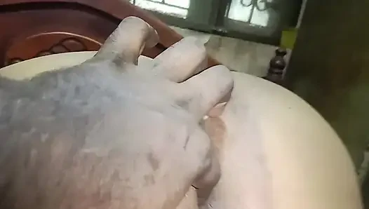 Üvey annemin evine gittim, üvey kızı yatakta yatarken kırmızı sari giyiyordu.