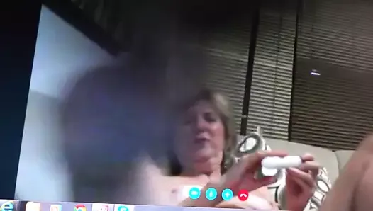 Mamie se masturbe devant sa webcam