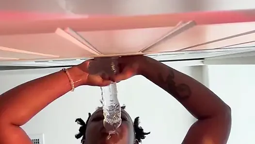 Zenci kadın dildo sakso çekiyor
