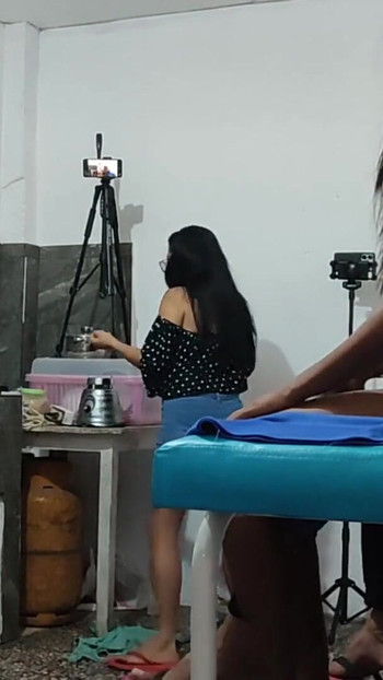 Zapanjujući trenutak iz filma "Nestašna susjeda flertuje s novim prijateljem kojeg je upoznala u tuđoj kući"