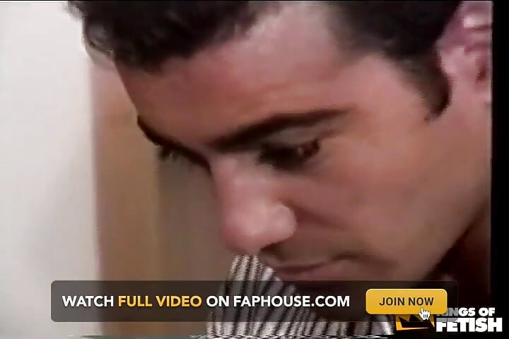 Brunetka loszka dostaje krzak pompowany przez przyjaciela i nieznajomego