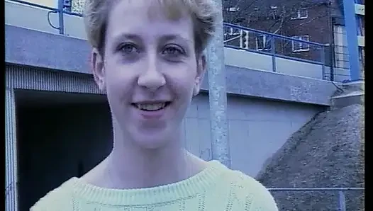 Вся натуральная немецкая кукла играет с большим дилдо