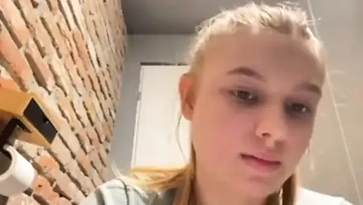 Nackt in der Öffentlichkeit. Heißer körper kommt mit vibrator. Blankziehen, dicker arsch. Jungfräuliche muschi fingern