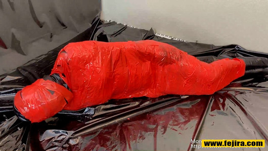 Fejira com gioca con zentai a 3 strati e orgasmo con mummificazione