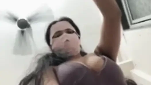 Desi sister-in-law sat down and squeezed her pussy and took off her tights and put her pussy cucumber and drained the whole water, enjoying it to the fullest