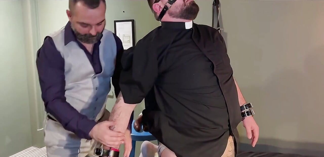 Assorcist: pendeta gay beruang bdsm