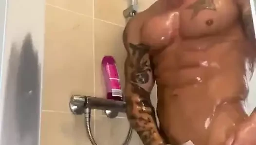 Duşta yakışıklı kaslı erkek