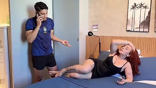 Saya menipu ibu tiri saya dengan pemesanan hotel dan kami berbagi tempat