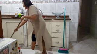 Rotin mulher na cozinha