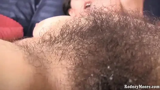 Büyük memeli sessiz kıllı kız emiyor ve amına boşaltıyor