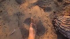Идущая обнаженная и кончающая в дюнах Маспаломаса