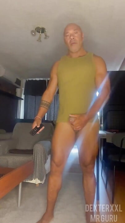 Nuevo vídeo de masturbación en solitario de culturista. Gurú